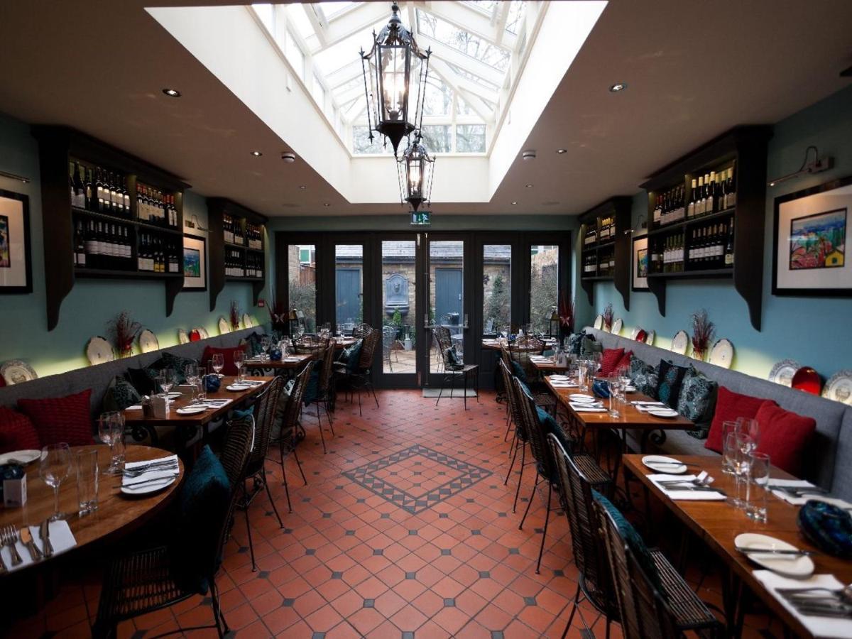 Gilbey'S Bar, Restaurant & Townhouse Bed and Breakfast Windsor Eksteriør billede