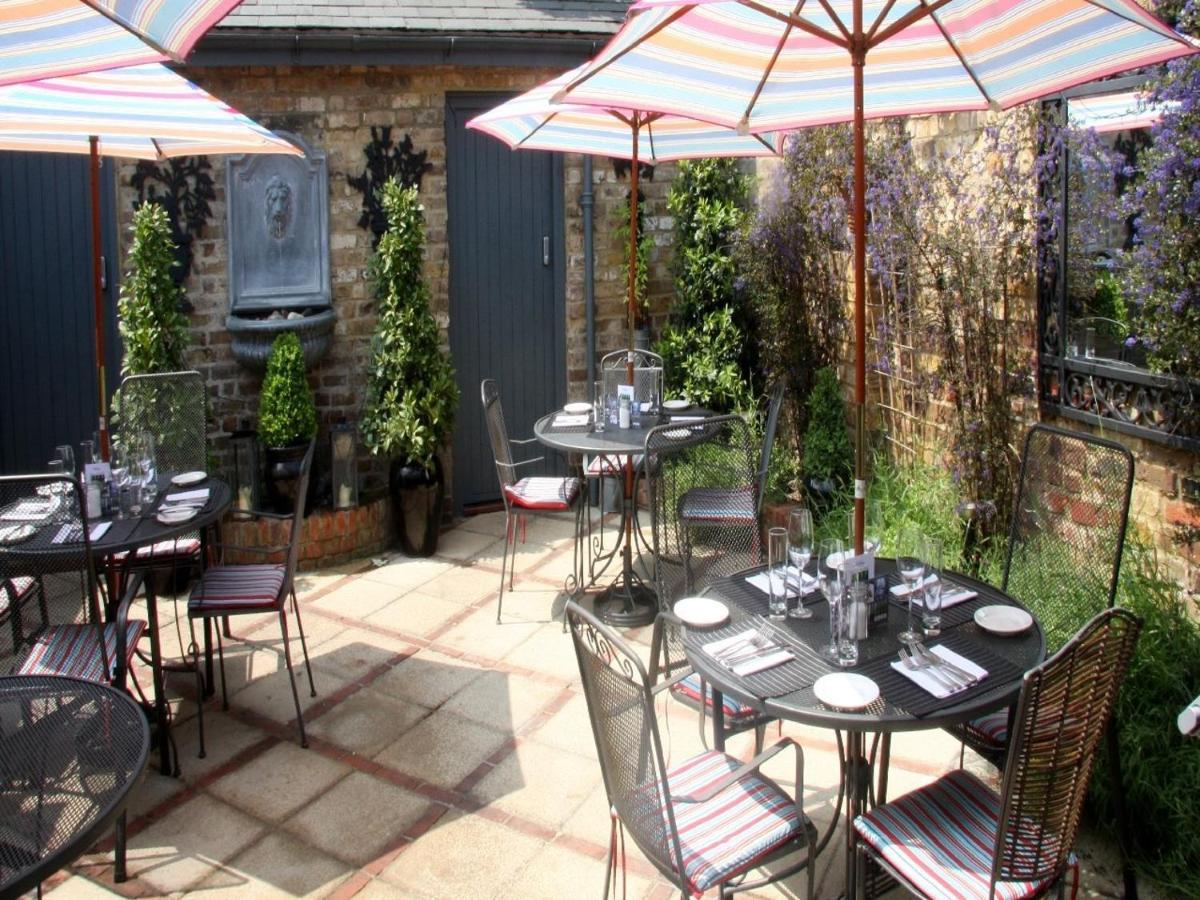 Gilbey'S Bar, Restaurant & Townhouse Bed and Breakfast Windsor Eksteriør billede